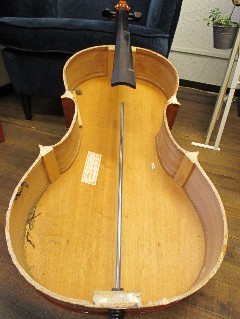 修理中のバイオリン